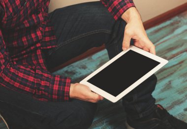 Beyaz tablet kopya alanı ile tutan adam