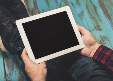 Adam beyaz tablet bilgisayar kopya alanı ile tutarak kapatmak