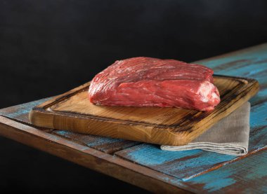 Ahşap bir masa üzerinde sığır eti taze çiğ parça