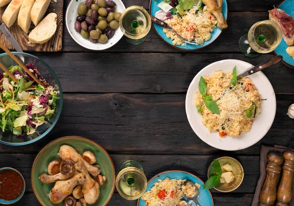 Cadre de risotto, salade, apéritif, pilons de poulet sur bois — Photo