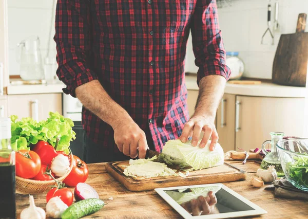 Mann kocht gesunde Mahlzeit in der heimischen Küche — Stockfoto