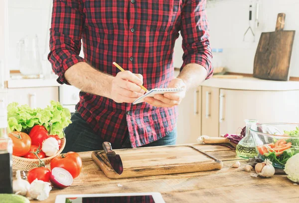 Zutaten zum Kochen gesunder Lebensmittel auf einem Holztisch — Stockfoto