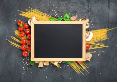 İtalyan makarna yemek pişirmek için pano tebeşir malzemelerle