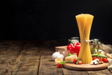 Pişirme İtalyan yemeği için çiğ gıda üzerinde ahşap masa ayarla