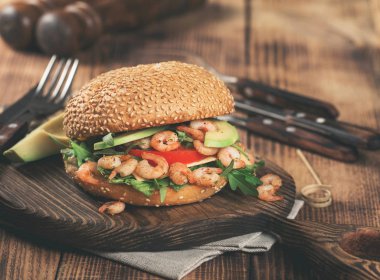 Hamburger ızgara karides ile ahşap tahta üzerinde kapat