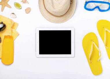 Çeşitli plaj aksesuarları tablet ile kopya alanı çevresinde