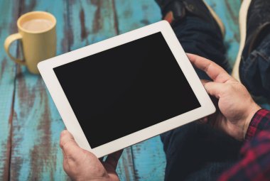 Beyaz tablet ile boş perde holding erkek eller yukarı kapatın