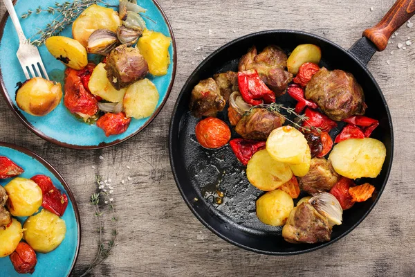 철 냄비에 튀긴된 고기와 감자 요리 — 스톡 사진