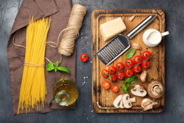 Ham İtalyan spagetti makarna yemek pişirmek için malzemelerle