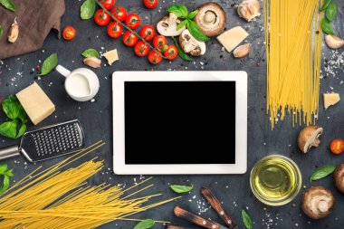 İtalyan geçmiş yemek pişirmek için malzemelerle kopya alanı ile tablet