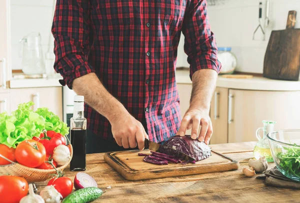 Az ember a konyhában otthon, egészséges étel főzés — Stock Fotó