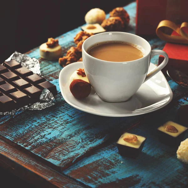 Taza de café con variedad de dulces y caja de regalo — Foto de Stock