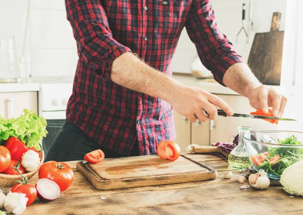 Mann kocht zu Hause in Küche gesundes Essen — Stockfoto