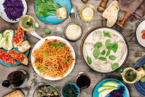 Jantar italiano com copos de vinho tinto e branco — Fotografia de Stock