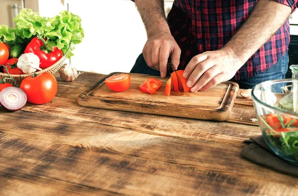 Primer plano hombre cocina comida sabrosa y saludable en la cocina — Foto de Stock
