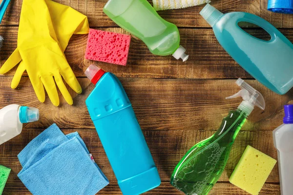 Schoonmakende levering op houten tafel met kopie ruimte — Stockfoto