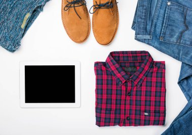 Erkek sonbahar giysileri beyaz zemin üzerine tablet ile kolaj