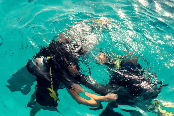 Couple divers plunged into the ocean, top view — Stock Photo, Image