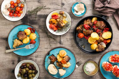 Yemek masası ile birçok farklı yemekler, üstten görünüm