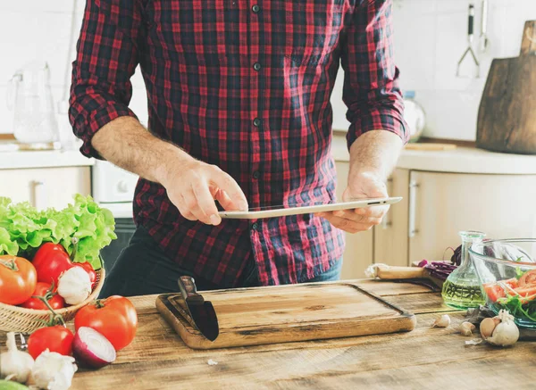 Mann folgt Rezept gesundes Essen in der heimischen Küche — Stockfoto