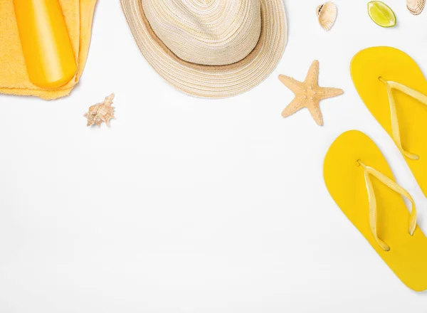 Accessori spiaggia su sfondo bianco con spazio copia — Foto Stock