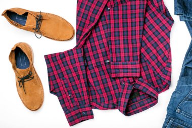 Gömlek, kot pantolon ve ayakkabı ile set erkek giyim kolaj