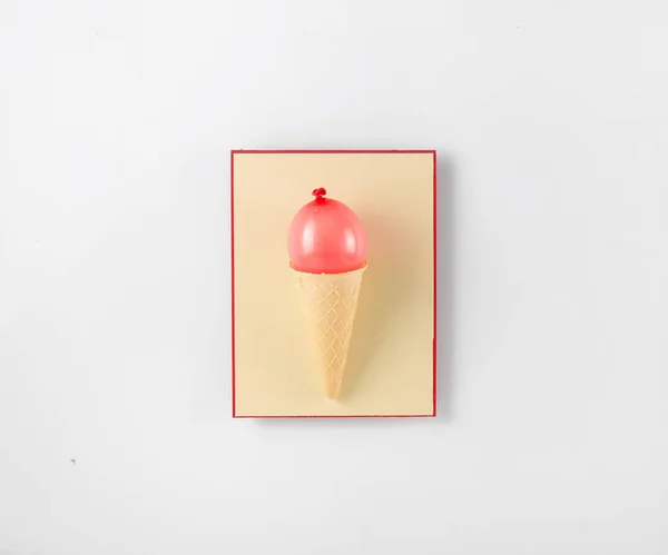 白い背景の赤い風船アイス クリーム コーン — ストック写真