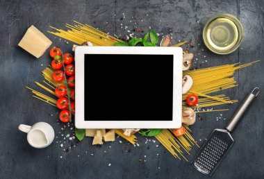 Beyaz tablet malzemelerle kopya alanı ile makarna yemek pişirmek için