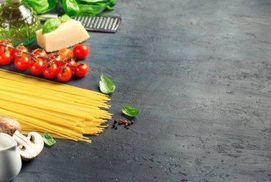 Kara taş yüzeyi İtalyan makarna yemek pişirmek için malzemeler