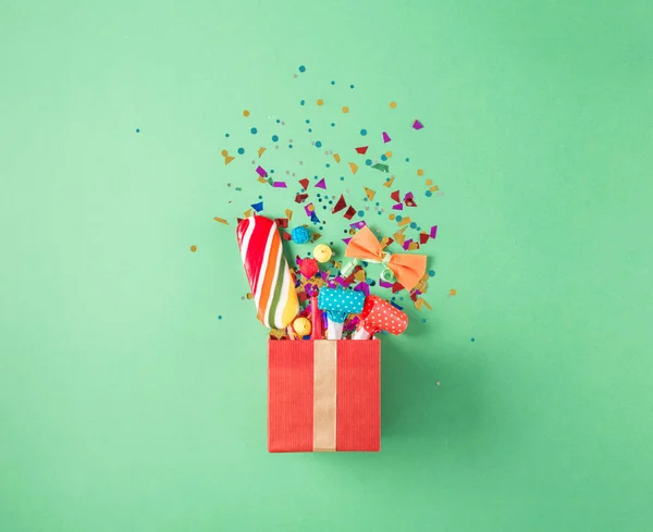 Geschenkdoos met partij confetti ballonnen, slingers, noisemakers, — Stockfoto
