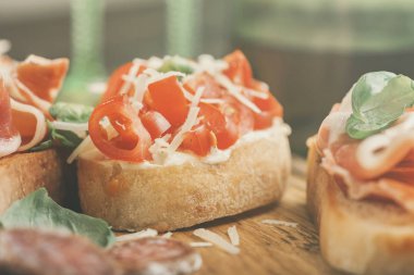 Fesleğen, parmesan peyniri ve domates Bruschetta