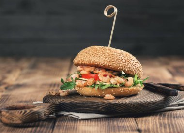 Izgara karides, roka, domates ve peynirli burger yakın çekim