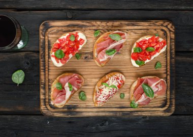 Bruschetta ahşap tahta üzerinde şarap ile hizmet kümesi