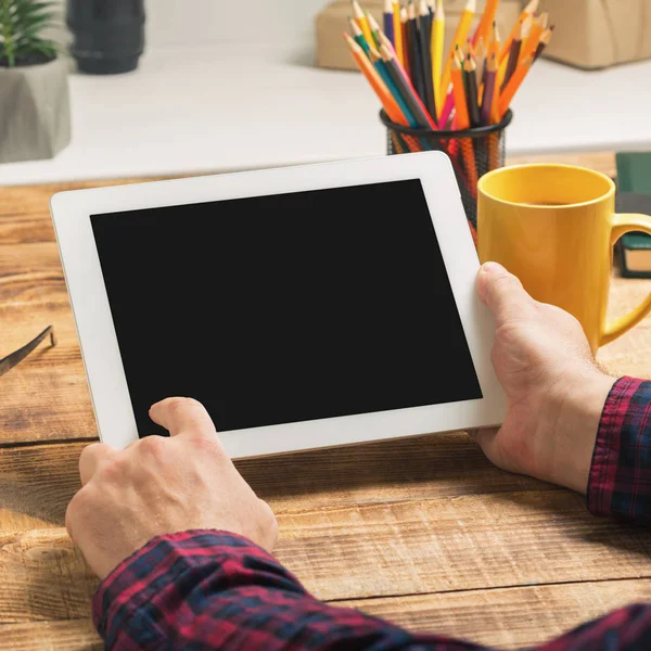 Uomo che lavora con computer tablet seduto nel suo ufficio a casa — Foto Stock