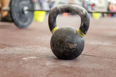 Spor kettlebell yakın çekim spor salonunda