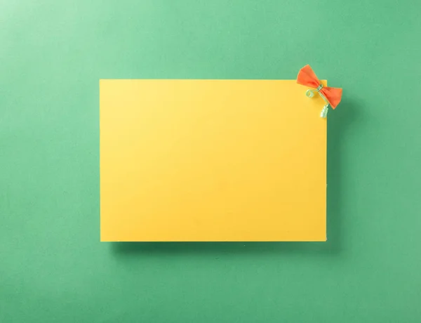 明るい緑の背景に黄色のダミーカードをクローズ アップ — ストック写真