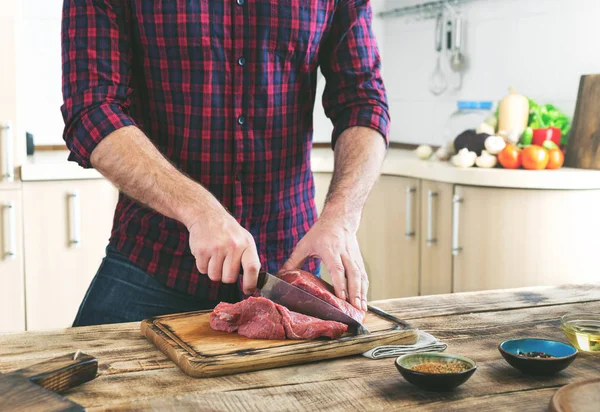 Ev mutfak pişirme biftek et dostum — Stok fotoğraf