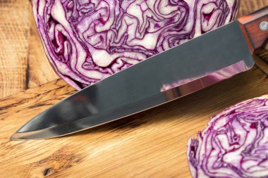 Mor lahana iki parçayı kesip büyük bir mutfak bıçağı