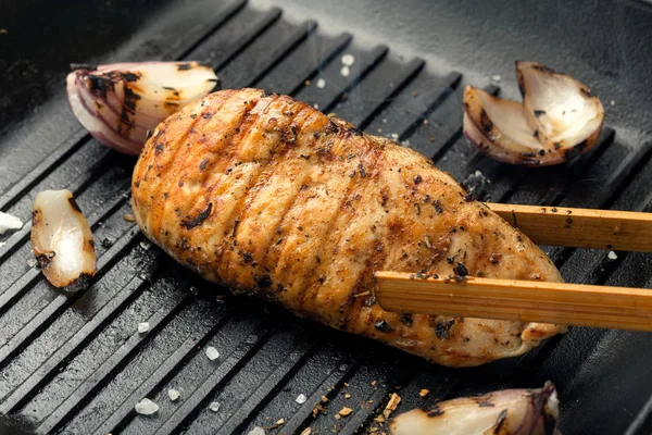 Stek z kurczaka z grilla na grill żeliwna pan z bliska — Zdjęcie stockowe