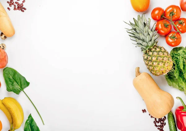 Variété aliment santé sur fond blanc avec espace de copie — Photo