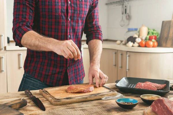 Man cooking grilled steak on the home kitchen — Stock Photo, Image