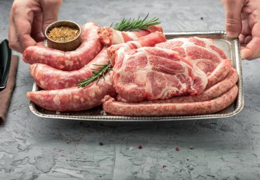 Izgara yemek tepsisiyle holding erkek eller ayarla