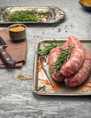 Bir demir tepsi üzerinde ızgara çiğ sosis yakın çekim