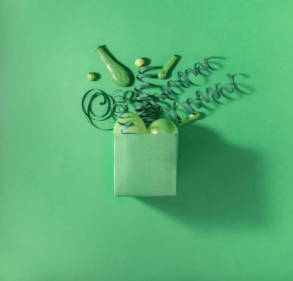 Caja verde, globos verdes y serpentinas verdes sobre fondo verde — Foto de Stock