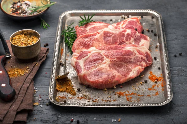 Filete de cerdo crudo para asar en bandeja de hierro de cerca — Foto de Stock