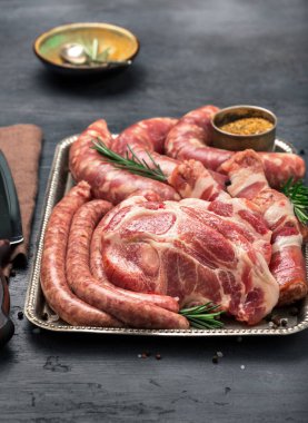 Tam demir tepsi çiğ et ızgara kara taş yüzeyi