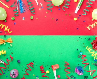 Renkli arka plan üzerinde çeşitli kutlama öğeleri çerçevesinden
