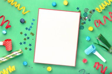 Yeşil arka plan üzerindeki farklı kutlama öğelerle boş kartı