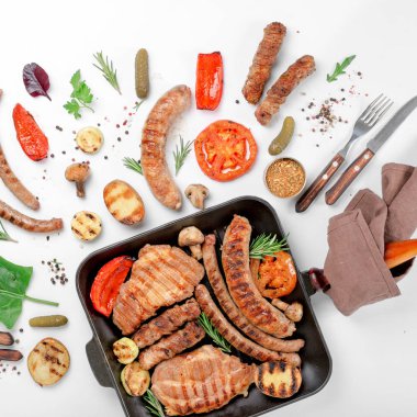 Farklı yiyecek dökme demir ızgara tavada ızgara