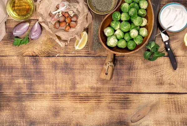 Couve de Bruxelas com ingredientes para cozinhar alimentos saudáveis com — Fotografia de Stock